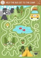 labirinto de acampamento de verão para crianças. atividade para impressão pré-escolar de férias ativas. jogo de labirinto de viagem de natureza familiar ou quebra-cabeça com ônibus kawaii fofo indo para o acampamento, montanhas e floresta vetor