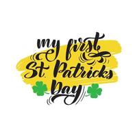 cartaz para st. dia de patricks. meu primeiro st. dia de patricks lettering cartão. design tipográfico isolado no fundo branco. trevo de folhas verdes, quatrefoil. ilustração vetorial de estoque. vetor