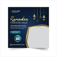 anúncio de banners de modelo de postagem de mídia social de venda do ramadã, ilustração editável, mês sagrado islâmico do banner de venda do ramadã com lanternas douradas iluminadas em um fundo azul escuro. vetor