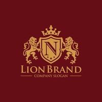 inspiração de design de logotipo de rei leão real dourado de luxo vetor