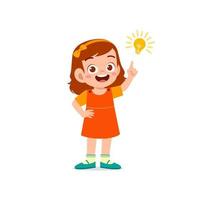 garotinha bonitinha mostra expressão de pose de ideia com sinal de lâmpada vetor