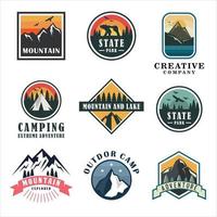 conjunto de emblemas de montanha. acampamento de montanhismo e turismo de aventura, rótulos retrô de expedição de caminhada logotipo de vetor vintage,