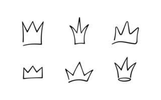 conjunto de coroas de doodle desenhados à mão. esboços da coroa do rei, tiara majestosa, diademas reais do rei e da rainha. ilustração vetorial isolada em estilo doodle em fundo branco