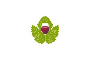 folha de uva verde com vetor de design de logotipo de copo de uísque de vinho