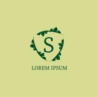 modelo de design de logotipo alfabético da letra s. guarda da natureza, conceito de logotipo de segurança. isolado na cor bege verde. ilustração de sinal de escudo floral decorativo. vetor