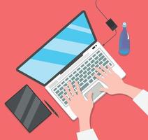 ilustração simples de trabalhar em um laptop teclado garrafa tablet caneta carregador mãos conceito gráfico escritório de negócios vetor