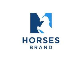 o design do logotipo com a letra inicial m é combinado com um símbolo de cabeça de cavalo moderno e profissional vetor