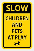 crianças lentas e animais de estimação brincando. ilustração em vetor sinal de segurança. sinal padrão osha e ansi. eps10