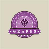 uvas frutas logotipo emblema ilustração vetorial modelo ícone design gráfico. frutas orgânicas para o conceito de negócios agrícolas com estilo de crachá redondo ou redondo e tipografia vetor