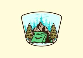 barraca de acampamento em frente à montanha e entre pinheiros