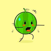 personagem de melancia bonito com expressão de medo e correr. verde e amarelo. adequado para emoticon, logotipo, mascote ou adesivo vetor