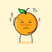 personagem laranja fofo com expressão pensativa, uma mão na cabeça e fechar os olhos. adequado para emoticon, logotipo, mascote ou adesivo vetor