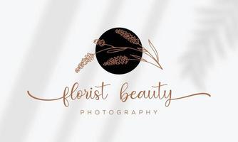 elemento floral botânico logotipo desenhado à mão com flores silvestres e folhas. logotipo para spa e salão de beleza, boutique, loja orgânica, casamento, designer floral, interior, fotografia, cosmético. vetor