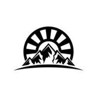 logotipo de design de montanha atrás do círculo do sol ou ponto de seta vetor