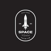 distintivo com design de logotipo de avião de espaço de foguete vetor gráfico símbolo ícone ilustração ideia criativa