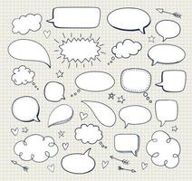conjunto de bolhas do discurso em quadrinhos desenhadas à mão. vetor doodle elementos de design em branco.