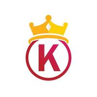 modelo de logotipo da coroa do rei com o símbolo da letra k