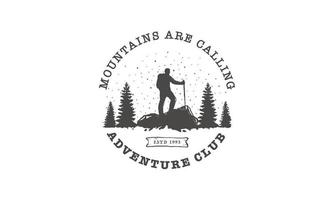 turista sobe o símbolo da montanha, modelo de logotipo de viagem e expedição, design de logotipo de aventura vetor