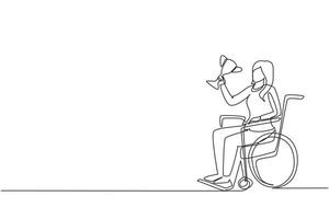 uma única linha desenhando uma mulher feliz em cadeira de rodas segura o pódio do vencedor do troféu da taça de ouro. recuperação de pessoa com deficiência. competição de jogos esportivos, treinamento esportivo, desafio. vetor de design de linha contínua