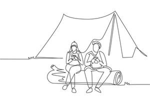 casal de desenho de linha contínua único senta-se no tronco perto da fogueira, recreação ativa, acampamento romântico. homem mulher bebe café quente se aquecendo perto da fogueira. ilustração vetorial de design de desenho de uma linha vetor