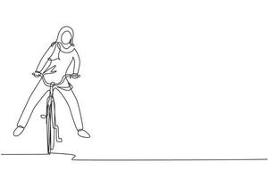 único desenho de uma linha mulher árabe feliz em roupas casuais, andar de bicicleta. estilo de vida saudável e esportivo. veículo ecológico de transporte. ilustração em vetor gráfico de desenho de linha contínua