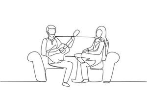 única linha contínua desenho casal árabe juntos no amor. menino está tocando violão para sua namorada na sala de estar no sofá. menina ouvir e cantar juntos. vetor de design gráfico de desenho de uma linha
