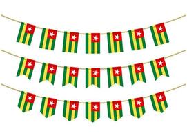 bandeira do togo nas cordas em fundo branco. conjunto de bandeiras de estamenha patriótica. decoração de estamenha da bandeira do togo vetor