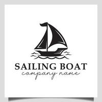 logotipos vintage de barco à vela, iate, silhueta de design vetorial de navio de madeira dhow no mar para design de logotipo de férias vetor