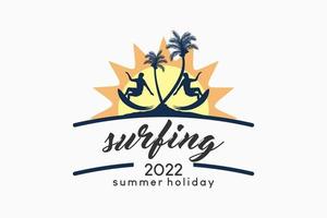 logotipo de surf, logotipo de verão ao ar livre com conceito de silhueta de surfista e coqueiro no ícone do sol vetor