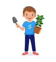 menino bonitinho segurando um vaso de plantas e pá no jardim vetor