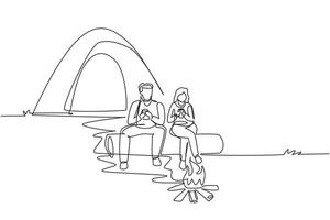 única linha contínua desenho casal caminhantes sentado no tronco de madeira perto da fogueira na floresta. homem mulher bebendo chá quente, café, equipamento de camping e mochila. ilustração vetorial de design de desenho de uma linha vetor