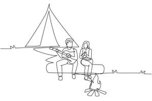 único desenho de uma linha casal caminhantes sentado no tronco de madeira perto da fogueira na floresta. mulher bebendo chá quente, homem tocando guitarra, equipamento de camping e mochila. vetor gráfico de desenho de desenho de linha contínua