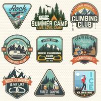 conjunto de emblemas de clube de escalada e acampamento de verão. vetor. vetor
