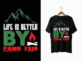 design de camiseta de acampamento. vetor