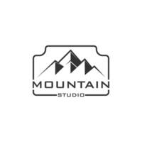 câmera fotográfica de logotipo e montanha, para design de logotipo de fotógrafo de fotografia de natureza ao ar livre de aventura vetor