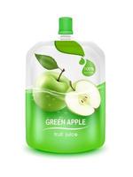 bebida de geléia de suco de maçã verde em bolsa de papel alumínio com tampa superior e design de maquete de embalagem vermelha de frutas de maçã. Isolado em um fundo branco. ilustração em vetor 3d realista eps10.