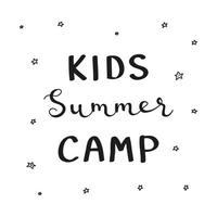 modelo de cartaz com letras escritas à mão para crianças acampamento de verão e estrelas ao redor. vetor