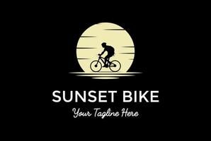 silhueta de ciclismo masculino do homem do nascer do sol por do sol para o vetor de design de logotipo de clube esportivo