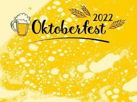 oktoberfest 2022 - festival da cerveja. elementos de doodle desenhados à mão. feriado tradicional alemão. letras pretas com uma caneca de cerveja e espigas de trigo em um fundo claro de cerveja. vetor