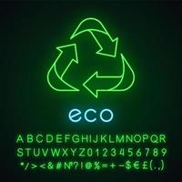 ícone de luz neon de rótulo ecológico. três sinais de seta em ângulo. símbolo de reciclagem. energia alternativa. adesivo de proteção ambiental. sinal brilhante com alfabeto, números e símbolos. ilustração vetorial isolada vetor