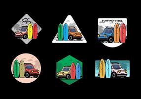ilustração de carro pequeno e duas pranchas de surf vetor