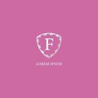modelo de design de logotipo inicial de letra f. ilustração de escudo floral decorativo de luxo prata isolada no fundo de cor rosa. adequado para produtos de seguros, moda e beleza. vetor