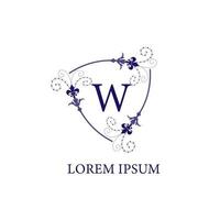 modelo de design de logotipo inicial do alfabeto letra w. escudo floral decorativo com ornamento de flor de lírio. isolado no fundo branco. tema de cor violeta roxo. vetor