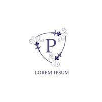 escudo floral decorativo com ornamento de flor de lírio. isolado no fundo branco. modelo de design de logotipo inicial do alfabeto letra p. tema de cor violeta roxo.
