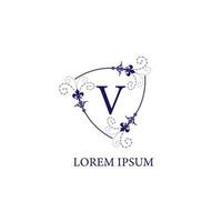 escudo floral decorativo com ornamento de flor de lírio. modelo de design de logotipo inicial do alfabeto letra v. isolado no fundo branco. tema de cor violeta roxo. vetor