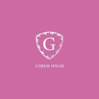 modelo de design de logotipo inicial de letra g. ilustração de escudo floral decorativo de luxo prata. adequado para produtos de seguros, moda e beleza. isolado no fundo de cor rosa vetor