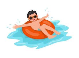 menino bonitinho com maiô e óculos de sol deitado no anel de borracha inflável se divertindo flutuando na piscina no horário de verão vetor