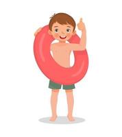 menino bonitinho feliz com maiô segurando o anel de borracha inflável aparecendo polegar se divertindo no horário de verão vetor