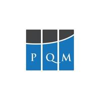 Pqm carta design.pqm carta logotipo design em fundo branco. conceito de logotipo de letra de iniciais criativas pqm. Pqm carta design.pqm carta logotipo design em fundo branco. p vetor