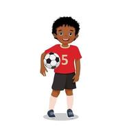 retrato de menino africano bonitinho em roupas esportivas segurando uma bola de futebol posando com um sorriso no rosto vetor